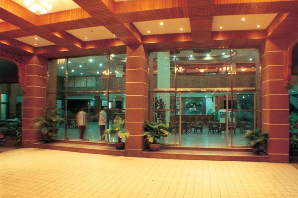 Yuzana Hotel Янгон Экстерьер фото
